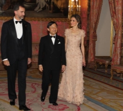 Sus Altezas Reales los Príncipes de Asturias aconpañan a Su Alteza Imperial el Príncipe Heredero del Japón